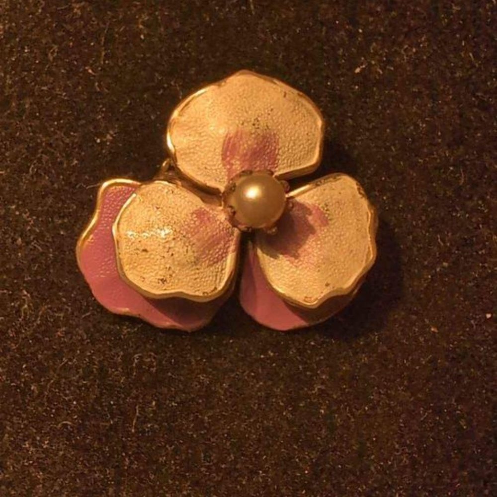 Vintage Pansy Purple and White Brooch with Gold Trim and white.pearl.bead Center - Picture 6 of 8